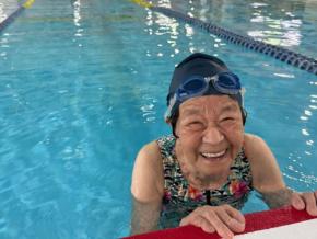 97歳が水泳大会に挑戦! サギヌマスイミングクラブ デイサービスの全力サポートにより再びプールへ