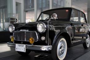 芝浦工業大学、卒業生からのクラシックカー「ダットサン 211型セダン」寄贈記念除幕式を開催
