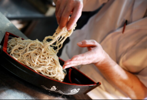 新橋の「舟盛り蕎麦」ランチ、3年連続利用者数増加で過去最高水準を更新