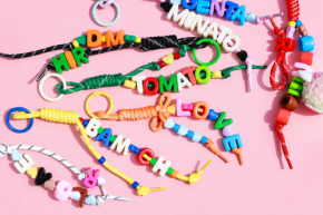 「アクリルLiL」から、自分だけのオリジナルチャームが作れる体験型アイテム「MOJI MOJI」新発売