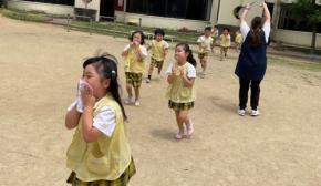 近畿大学九州短期大学附属幼稚園、園児136名対象の地震・火災避難訓練を実施