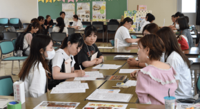 近畿大学九州短期大学で保育施設合同就職説明会を開催