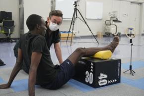 森ノ宮医療大学、男子マラソンBute Gemechu選手へメディカルチェックを実施