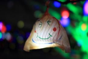 映画館で「ひかりの実」制作、六甲山芸術祭へ笑顔を届けるワークショップ開催