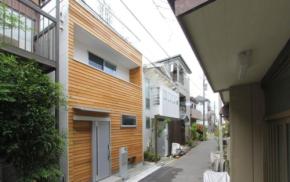 11坪の狭小地に建つ屋上のある家、耐久性と快適性を追求した建て替え事例