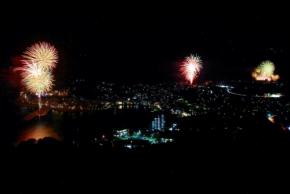 東伊豆まち温泉郷で楽しむ夏の海水浴と花火イベント
