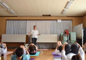 こうのす共生病院が地域の健康サロンでヨガと健康相談を実施