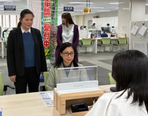 茨城県下妻市が透明ディスプレイ型翻訳機を導入し外国人相談窓口を開設