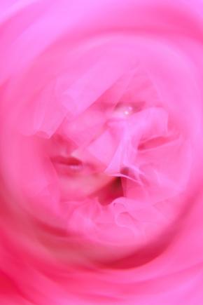 写真家・清田大介と女優・彩月貴央による写真展『LUMINA』が恵比寿で開催