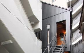旗竿地の制約を克服した完全分離型二世帯住宅の施工事例