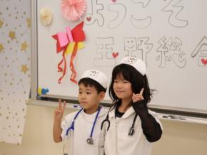 玉野総合医療専門学校で小学生が医療を学ぶ「学校探検！お仕事体験ツアー」開催