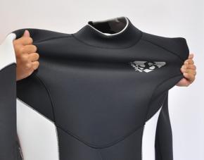 着替えのストレスを解消する「スーパーストレッチウェットスーツ」の魅力