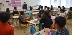 近畿大学九州短期大学が嘉麻市立稲築東義務教育学校で保育の出張講義を実施
