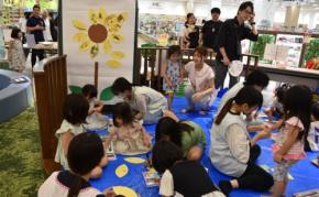 近畿大学九州短期大学がゆめタウン飯塚で地域の子育て支援イベントを開催