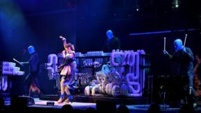ブルーマングループ新宿公演に鈴木愛理がゲスト出演