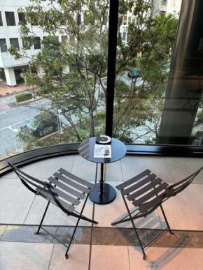東京ポートシティ竹芝で広告視聴型ワイヤレス充電の実証実験を開始