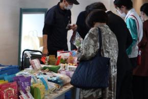 医誠会国際総合病院で阪急百貨店のスイーツ移動販売「走るデパ地下」を開催