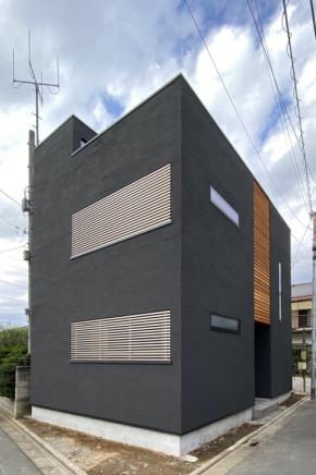 東京都江戸川区に誕生した21坪の都市型住宅。屋上で本格アウトドアを楽しむこだわり設計