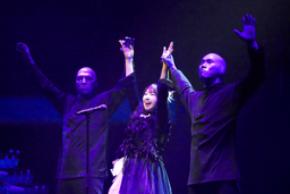 水樹奈々がブルーマングループと圧巻の共演！