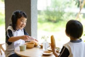 「あたたかいごはんを届けたい」から50年。6園約700人の園児が同じメニューをみんなで味わう