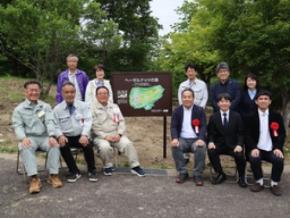 明治、長野県上田市の「ヘーゼルナッツの森」植樹式に参加