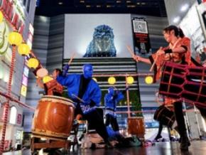 ブルーマン、3年連続で「歌舞伎町 BON ODORI」に登場！ 真夏の歌舞伎町を“青く”染める！