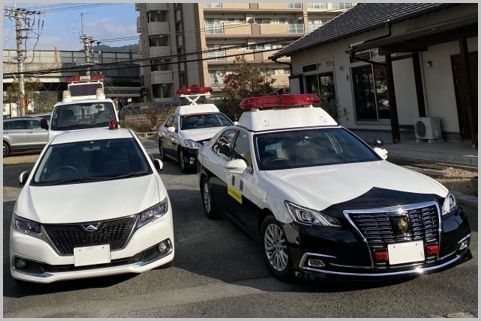 パトカーの赤色灯の下の箱には何が入っている