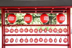 チップスター50周年、京都・下鴨神社の夏祭りに赤いちょうちんの屋台が登場