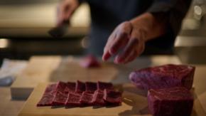一皿ごとに旬を凝縮。神戸牛の生肉、チョウザメの刺身も。麻布十番「麻布割烹 十」の夏コースを体験
