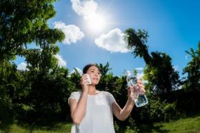 水分補給だけでは、実は安心できない? いま警戒すべき「雨季化熱中症」とは