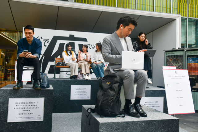 シュールだけど奥が深い!? UCC TOTONOU「渋谷で座っている人展」で、安静時の代謝について考える