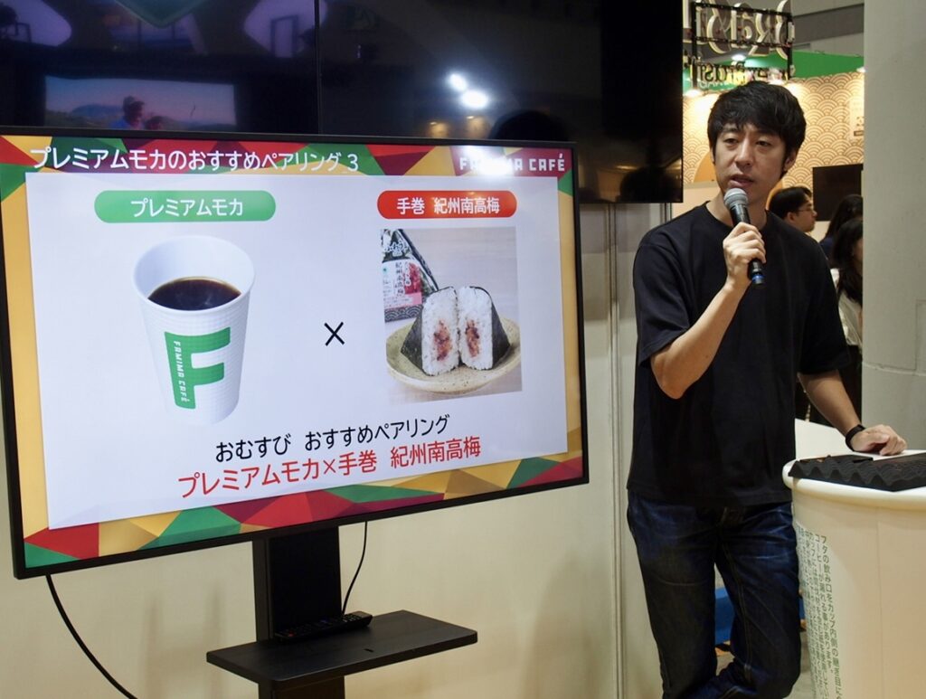 ファミリーマートがコーヒーの祭典「SCAJ2026」に出展、バリスタ粕谷哲監修『プレミアムモカ』のこだわりやコーヒーの未来について語る