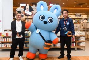 鉄道ファンも驚く「小田急×京王」コラボなど、世田谷ラバー垂涎のアイテムが登場！ 「ユニクロ世田谷千歳台店」リニューアル内覧会
