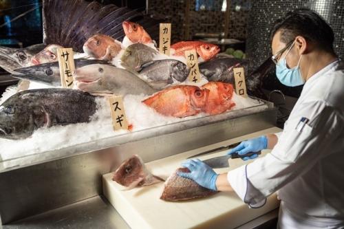気分は築地。レストラン内に活気あふれる魚河岸が出現！