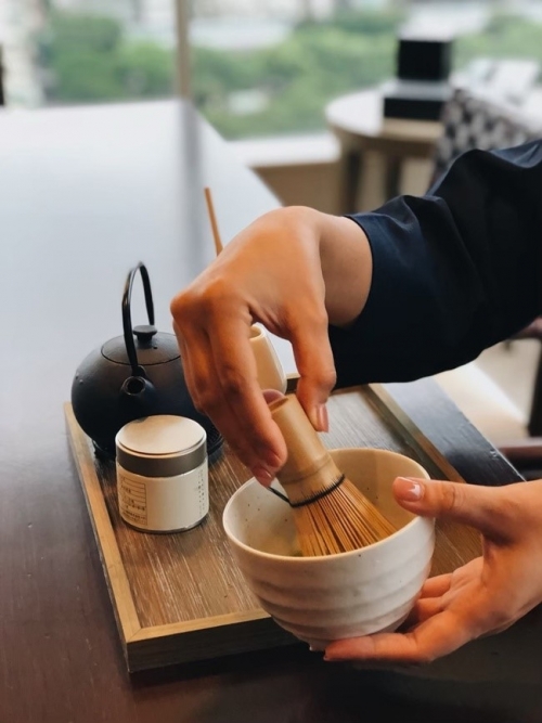 茶道体験のあとは、和食レストランですき焼きに舌鼓。