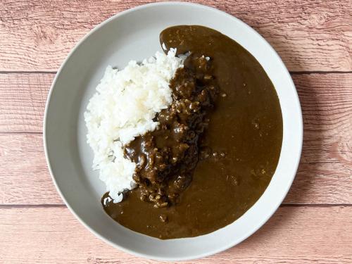 トロッとした焦げ茶色のカレーからは、スパイシーな香りが漂ってきます