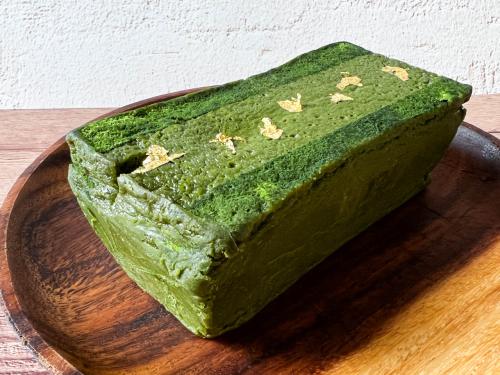外側の包装紙をそっと取ると、濃い緑色のツートンカラーの「大和抹茶テリーヌ」が登場