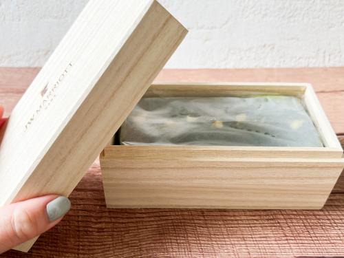 木箱を開けると、中には紙にしっとり包まれた「大和抹茶テリーヌ」が入っています