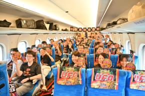 新幹線車内でU.F.O.を食べられる特別車両「日清焼そばU.F.O. ソースエクスプレス」1日限りの限定運行を実施