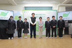 伊集院光・尾木直樹(尾木ママ)が「本が心を育てる」をテーマに特別授業!足立区立第十三中学校で読み聞かせと交流