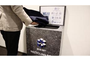 青山商事が店頭で回収したスーツ(裏地など)のポリエステルを再利用した「ウエアシフトスーツ」を発売