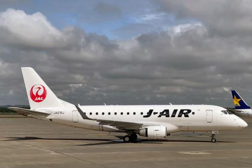 ジェイエア(エンブラエル170型機、JA216J)
