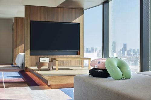 HOTEL GROOVE SHINJUKU, A PARKROYAL Hotel、Yogiboコラボレーションルーム