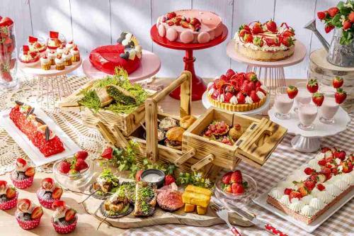 ヒルトン東京、ミートアフタヌーンティーwithストロベリースイーツビュッフェ