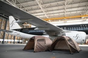 スターフライヤー、北九州格納庫で飛行機と宿泊 滑走路前の薪サウナで“ととのい”も
