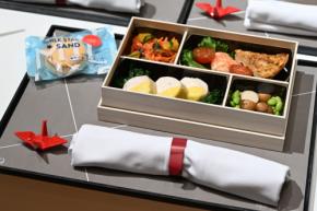 JAL、国内線短距離ファーストクラスの機内食を弁当形式に