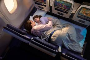 ユナイテッド航空、カウチシート「ユナイテッド・リラックス・ロウ」を導入