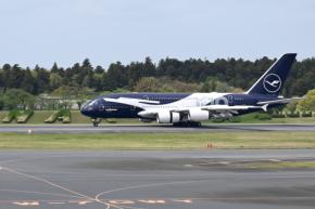 ルフトハンザのA380特別機が成田に飛来　展望デッキにファン集結、A380「3機並び」も