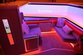 サフランとRAVEが考える、未来の航空旅行　巨大モニターを核に体験を再定義【AIX2026】
