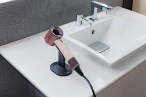 ANA、スイートラウンジにダイソンの新トラベルドライヤー設置 4月25日から順次導入